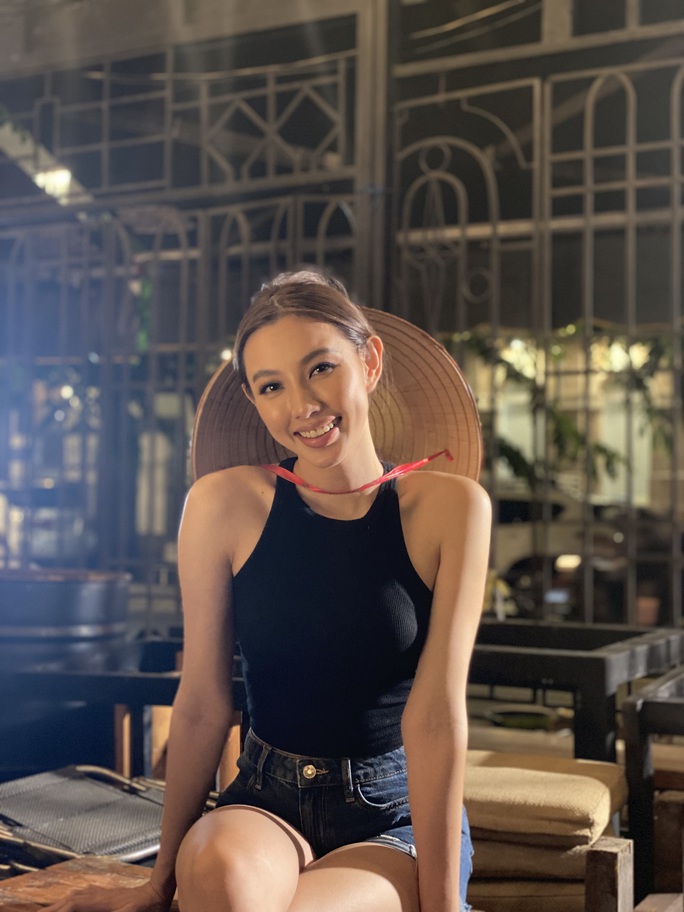 Hoa hậu chọn bánh tráng trộn giới thiệu với bạn bè quốc tế - Ảnh 11.