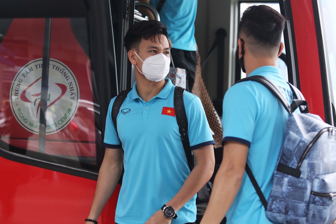 Đội tuyển Việt Nam lên đường sang Singapore dự AFF Cup - Ảnh 1.