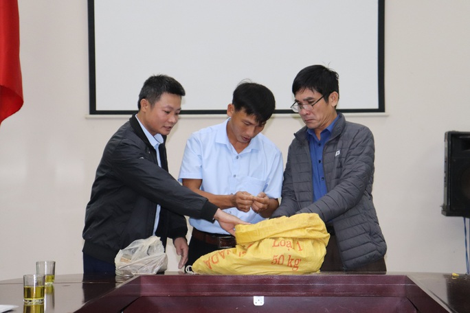 Sở Văn hóa, Thể thao và Du lịch tỉnh Quảng Trị đề nghị khen thưởng người dân giao nộp hũ tiền cổ nặng 27kg
