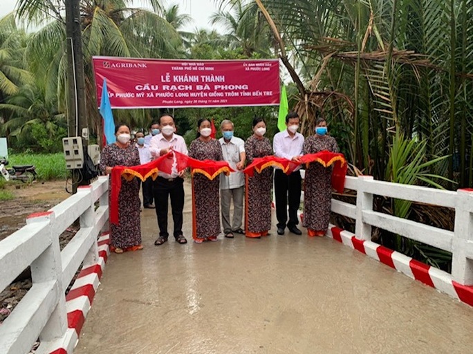 Hội Nhà báo TP HCM và Agribank khánh thành cầu nông thôn mới tại Bến Tre - Ảnh 1.