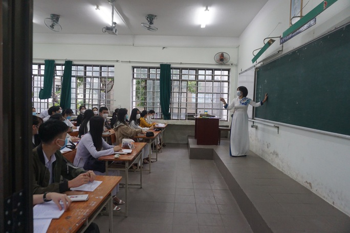 Đà Nẵng: Nữ giáo viên mắc Covid-19, 4 lớp chuyển sang học trực tuyến - Ảnh 1.