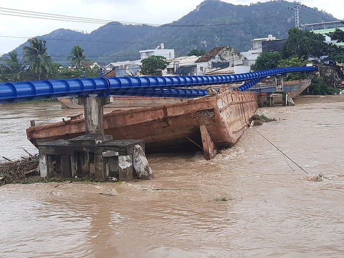 Khánh Hòa: Sà lan mắc kẹt, đứt toàn bộ ống nước tuyến Bắc Nha Trang, cầu Hà Ra bị đe dọa - Ảnh 1.