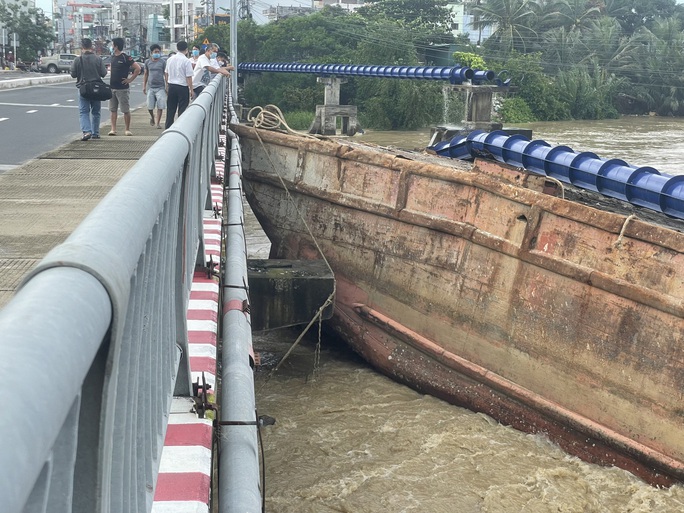 Khánh Hòa: Sà lan mắc kẹt, đứt toàn bộ ống nước tuyến Bắc Nha Trang, cầu Hà Ra bị đe dọa - Ảnh 2.