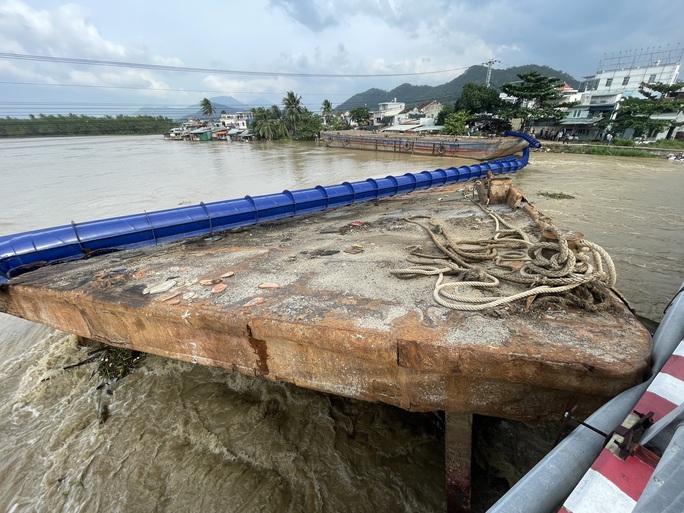 Khánh Hòa: Sà lan mắc kẹt, đứt toàn bộ ống nước tuyến Bắc Nha Trang, cầu Hà Ra bị đe dọa - Ảnh 4.