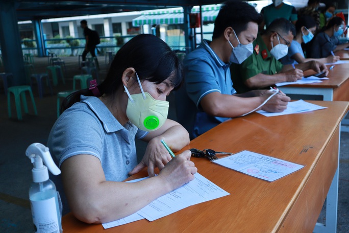 TP HCM bắt đầu tiêm mũi 3 cho lực lượng tuyến đầu và người suy giảm miễn dịch - Ảnh 1.