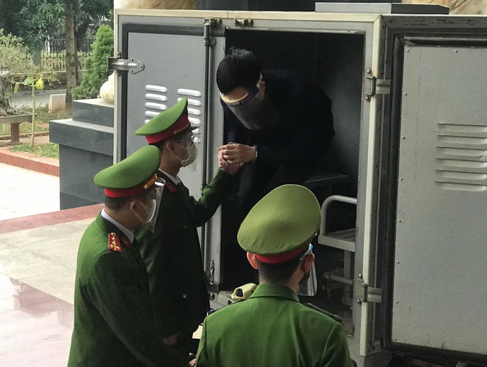 Xét xử ông Nguyễn Đức Chung: Các bị cáo đến tòa bằng xe đặc chủng - Ảnh 2.