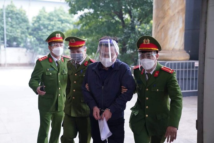 Xét xử ông Nguyễn Đức Chung: Các bị cáo đến tòa bằng xe đặc chủng - Ảnh 4.
