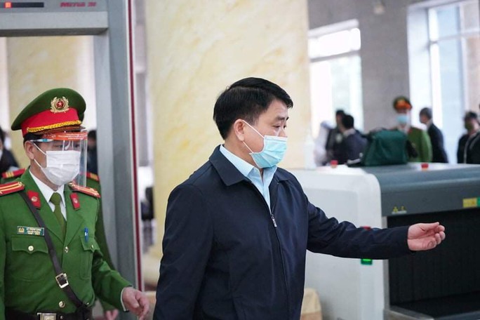 Xét xử ông Nguyễn Đức Chung: Các bị cáo đến tòa bằng xe đặc chủng - Ảnh 6.