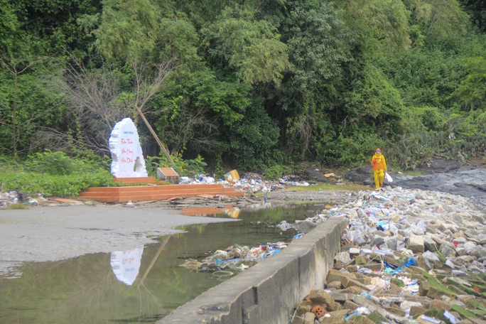 Danh thắng Bàn Than ở Quảng Nam bị rác thải bủa vây - Ảnh 4.