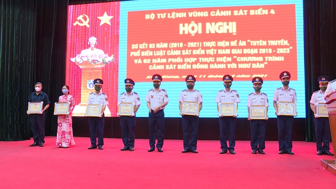 Vùng Cảnh sát biển 4 tặng giấy khen cho Báo Người Lao Động - Ảnh 2.