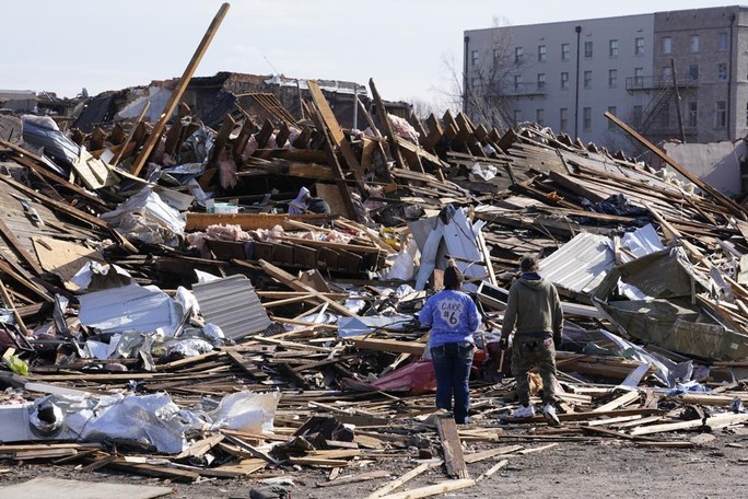 Mỹ: Đêm lốc xoáy kinh hoàng”, ít nhất 100 người thiệt mạng - Ảnh 10.