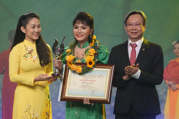 Lê Thị Diệu Hiền đoạt giải Chuông vàng vọng cổ 2021 - Ảnh 6.