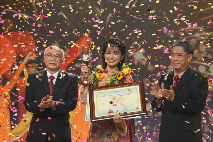 Lê Thị Diệu Hiền đoạt giải Chuông vàng vọng cổ 2021 - Ảnh 1.