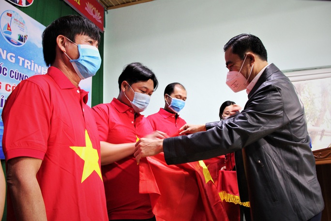 Ngư dân Hà Tĩnh xúc động nhận cờ Tổ quốc từ Báo Người Lao Động trao tặng - Ảnh 4.
