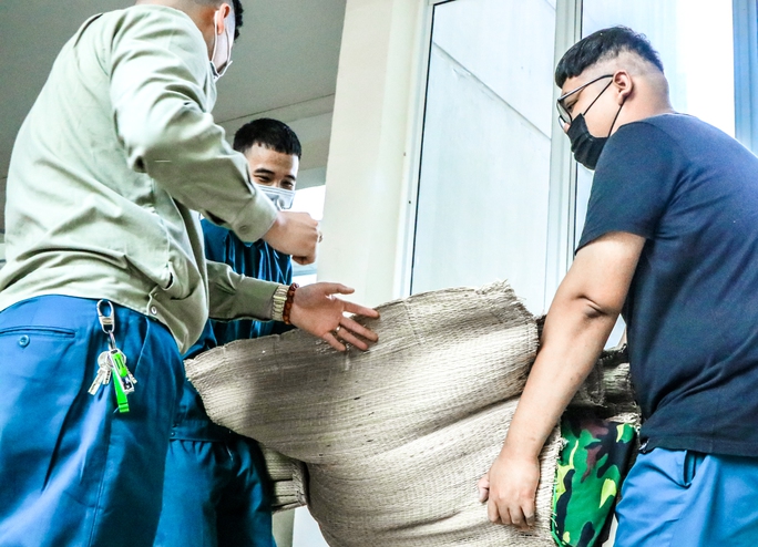 CLIP: Trưng dụng ký túc xá ĐH Thuỷ lợi điều trị F0 tại quận nhiều ca nhiễm nhất Hà Nội - Ảnh 12.