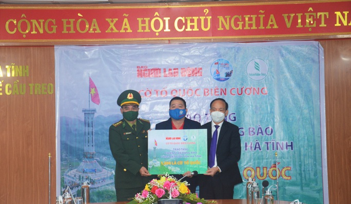 Báo Người Lao Động trao 1.000 lá cờ Tổ quốc nơi miền viễn biên Hà Tĩnh - Ảnh 2.