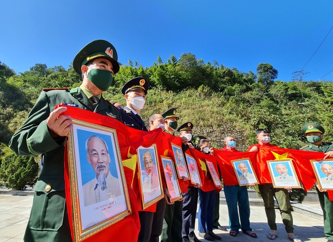Báo Người Lao Động trao 1.000 lá cờ Tổ quốc nơi miền viễn biên Hà Tĩnh - Ảnh 5.