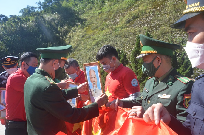 Báo Người Lao Động trao 1.000 lá cờ Tổ quốc nơi miền viễn biên Hà Tĩnh - Ảnh 4.