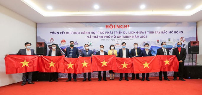 Báo Người Lao Động trao tặng 65.000 lá cờ Tổ quốc tại 8 tỉnh miền núi phía Bắc - Ảnh 1.