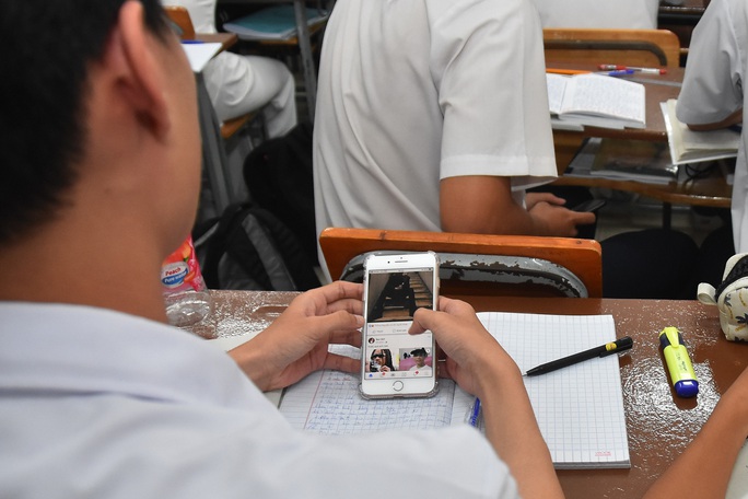 Có nên kiểm soát các mối quan hệ ngoài trường học? - Ảnh 1.