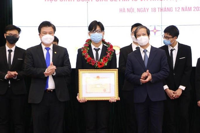 Chủ tịch nước tặng thưởng học sinh đoạt giải Olympic và khoa học kỹ thuật quốc tế năm 2021 - Ảnh 3.