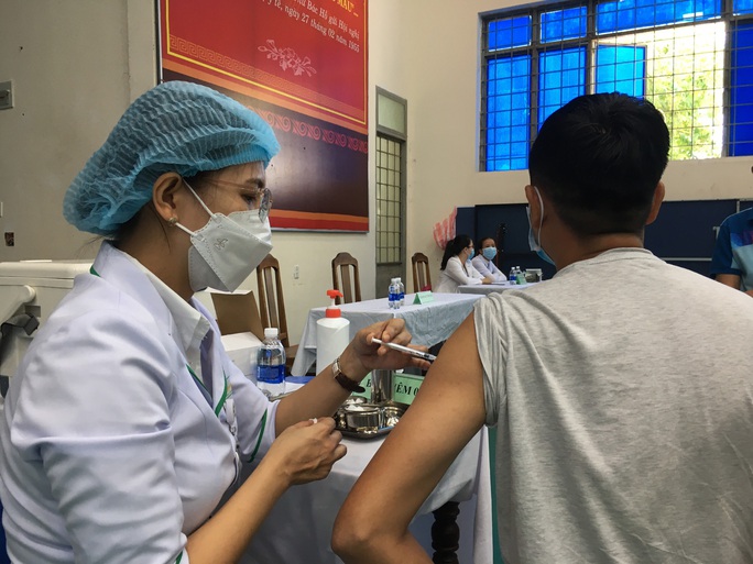Quảng Nam tiêm vắc-xin phòng Covid-19 cho 140.000 trẻ từ 12 đến dưới 18 tuổi - Ảnh 1.
