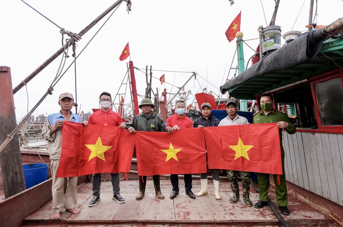 Trao tặng ngư dân tỉnh Nam Định 1.000 lá cờ Tổ quốc - Ảnh 7.