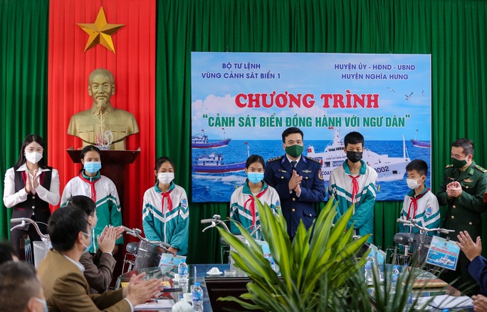Trao tặng ngư dân tỉnh Nam Định 1.000 lá cờ Tổ quốc - Ảnh 6.