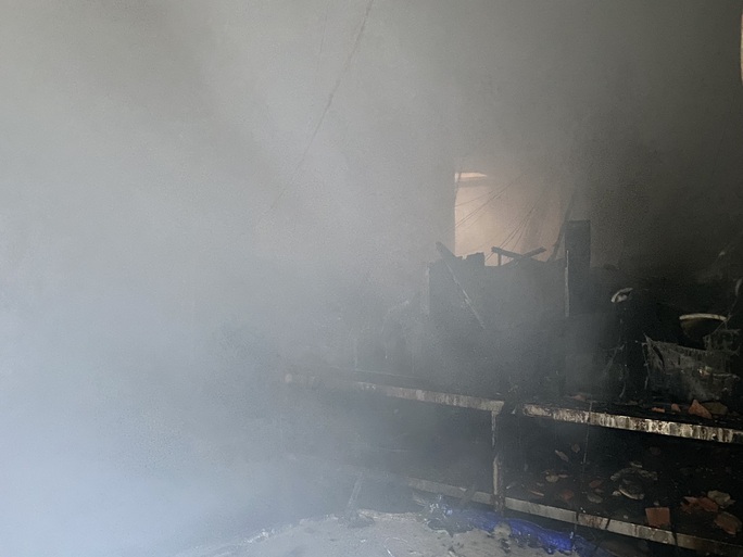 Cháy lớn trên Xa Lộ Hà Nội-  TP Thủ Đức - Ảnh 2.