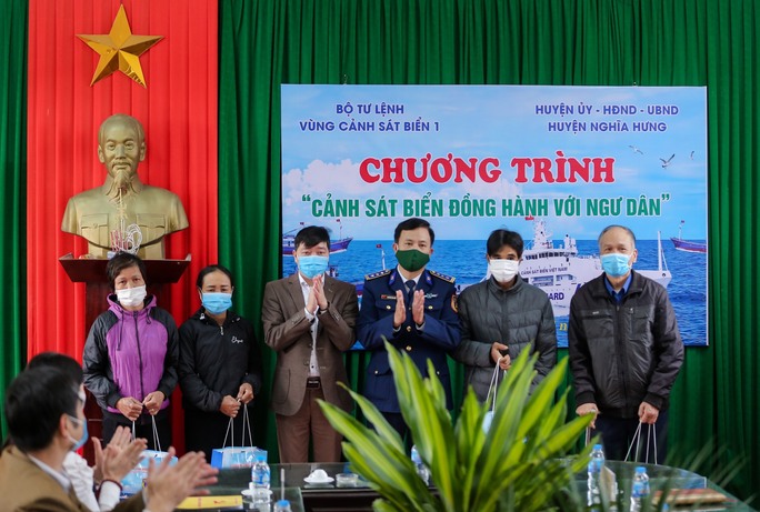 Trao tặng ngư dân tỉnh Nam Định 1.000 lá cờ Tổ quốc - Ảnh 5.
