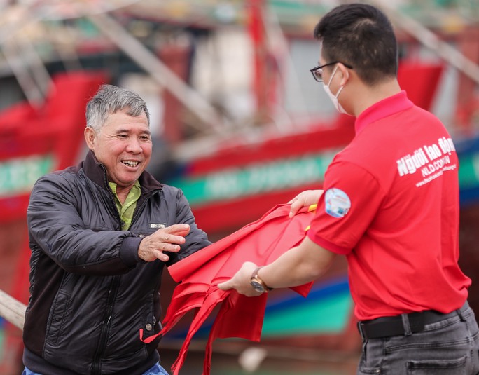 Trao tặng ngư dân tỉnh Nam Định 1.000 lá cờ Tổ quốc - Ảnh 9.