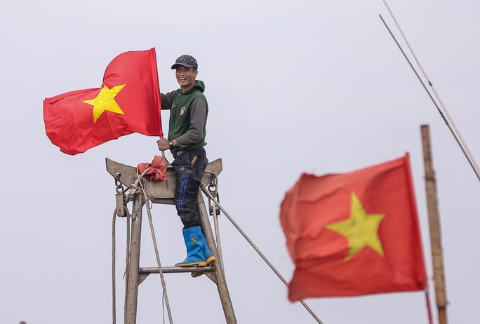 Trao tặng ngư dân tỉnh Nam Định 1.000 lá cờ Tổ quốc - Ảnh 10.
