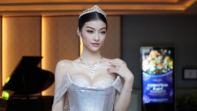Dàn chân dài sánh bước tại thảm đỏ Miss World Việt Nam - Ảnh 3.