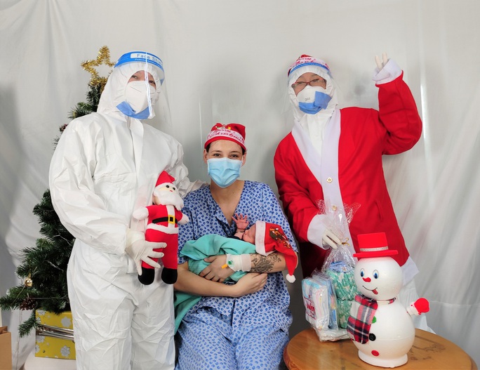 CLIP: Noel siêu đáng yêu tại Bệnh viện Điều trị Covid-19 Từ Dũ - Ảnh 6.