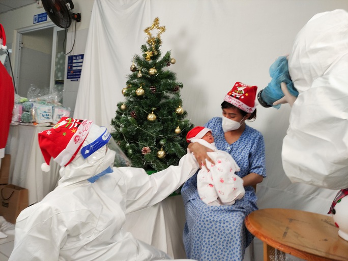 CLIP: Noel siêu đáng yêu tại Bệnh viện Điều trị Covid-19 Từ Dũ - Ảnh 7.