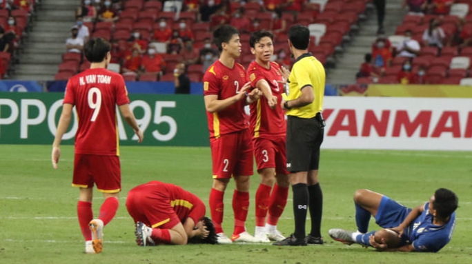 Trọng tài Qatar bị chỉ trích ở trận tuyển Việt Nam - Thái Lan rời AFF Cup 2020 - Ảnh 1.