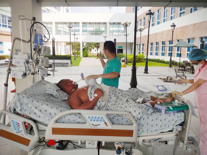 Bác sĩ lên kế hoạch dài 3 trang để cứu sống cậu bé nặng 120kg mắc Covid-19 - Ảnh 2.