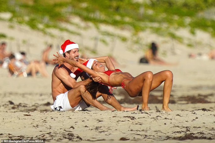 Mỹ nhân diện bikini rực lửa mừng Giáng sinh - Ảnh 3.