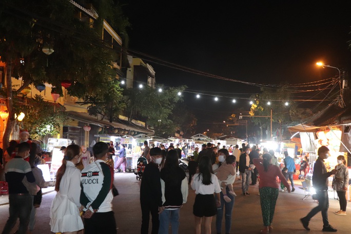 Hàng ngàn du khách đổ về Hội An dự đêm hội đèn lồng - Ảnh 1.