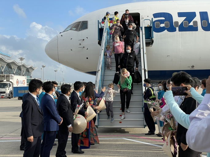Cận cảnh đoàn khách Nga đầu tiên trở lại Nha Trang sau 2 năm vắng bóng - Ảnh 2.