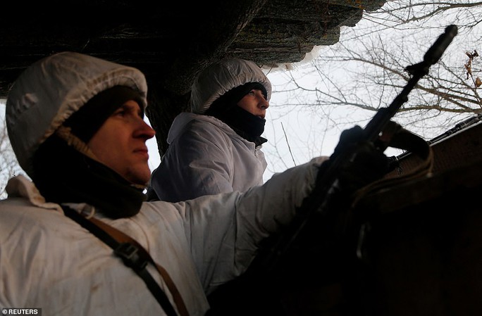 Nga tung video tập trận rầm rộ trong tuyết trắng gần Ukraine - Ảnh 8.