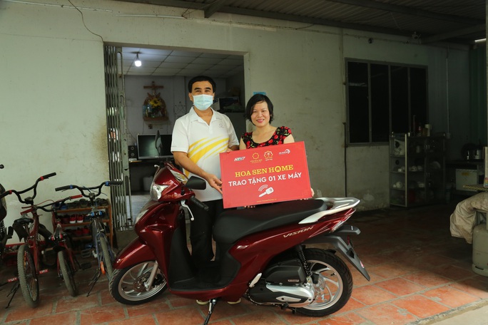 MC Quyền Linh trao tận tay xe máy cho nữ hộ sinh tuyến đầu chống dịch - Ảnh 3.