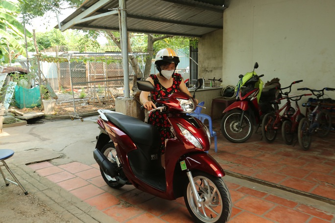 MC Quyền Linh trao tận tay xe máy cho nữ hộ sinh tuyến đầu chống dịch - Ảnh 4.