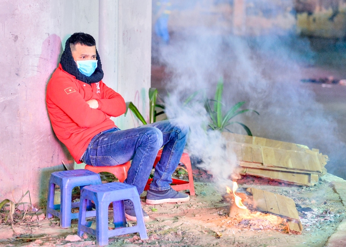CLIP: Đốt lửa sưởi ấm trong đêm giá rét 10 độ C ở Hà Nội - Ảnh 5.
