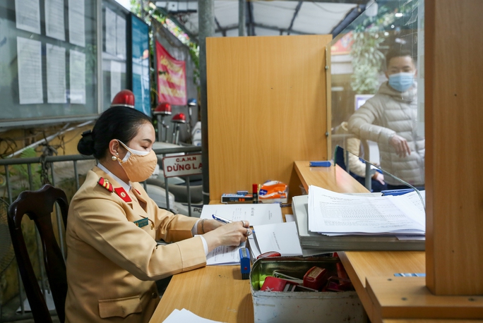 Cận cảnh người dân ùn ùn tới các điểm đăng ký xe ôtô ở Hà Nội - Ảnh 4.