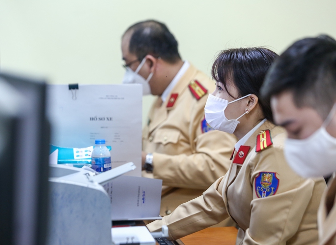 Cận cảnh người dân ùn ùn tới các điểm đăng ký xe ôtô ở Hà Nội - Ảnh 11.