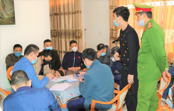 Quảng Bình bắt quả tang 4 đối tượng đánh bạc, thu tang vật hơn 435 triệu đồng - Ảnh 1.