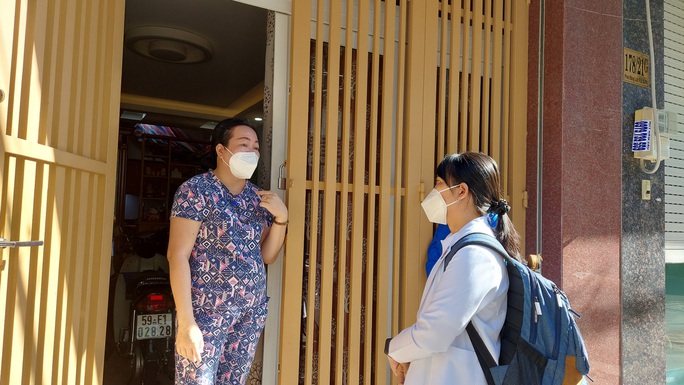 Hội Thầy thuốc trẻ TP HCM cùng quận, huyện đến nhà vận động người dân tiêm vắc-xin - Ảnh 3.