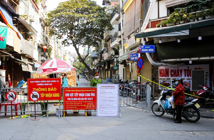 Cận cảnh phong toả một phố cổ Hà Nội, đưa F0 đi điều trị - Ảnh 1.