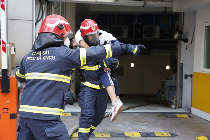 Phương án giải cứu hàng trăm người trong tầng hầm Vietcombank Tower bị khói, lửa vây kín - Ảnh 5.
